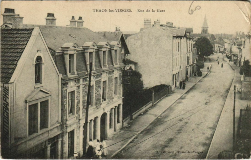 Carte postale ancienne Thaon-les-Vosges - Rue de la gare