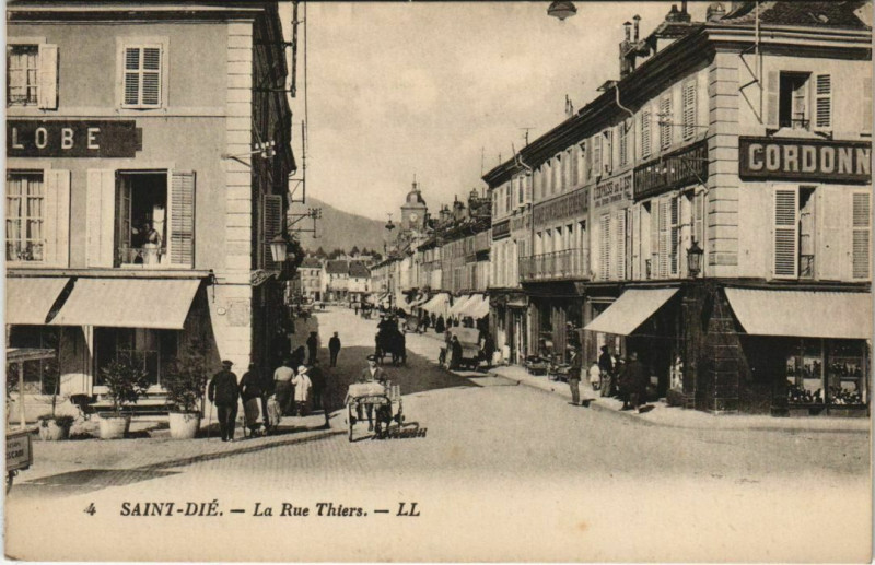 Carte postale ancienne Souvenir de Saint-Die - La rue thiers