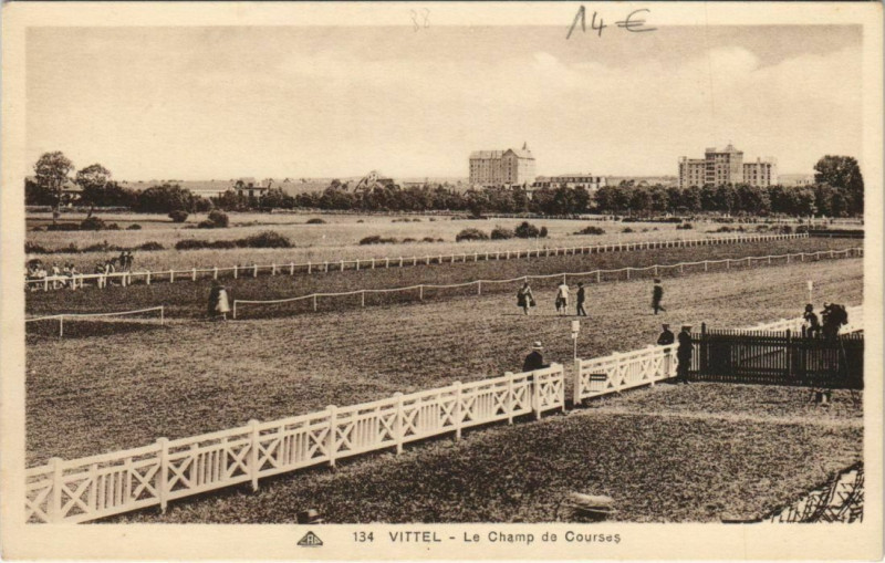 Carte postale ancienne Vittel - Le camp de courses à Vittel