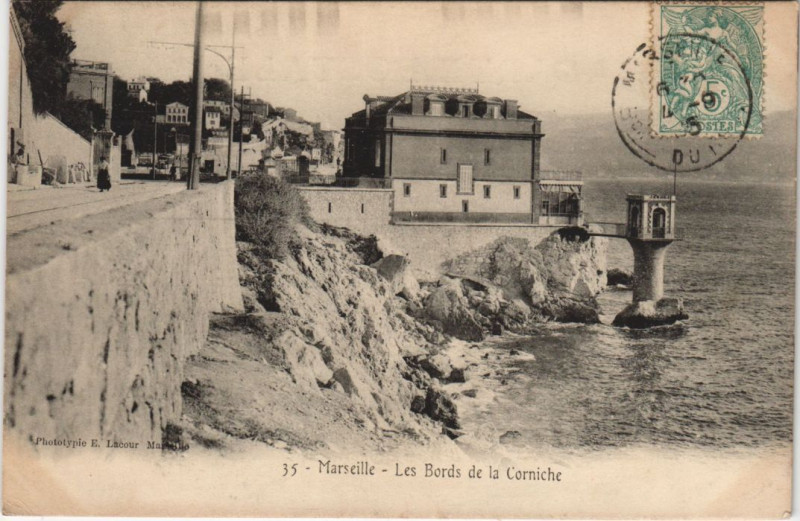 Carte postale ancienne Marseille - Les bords de la corniche à Marseille