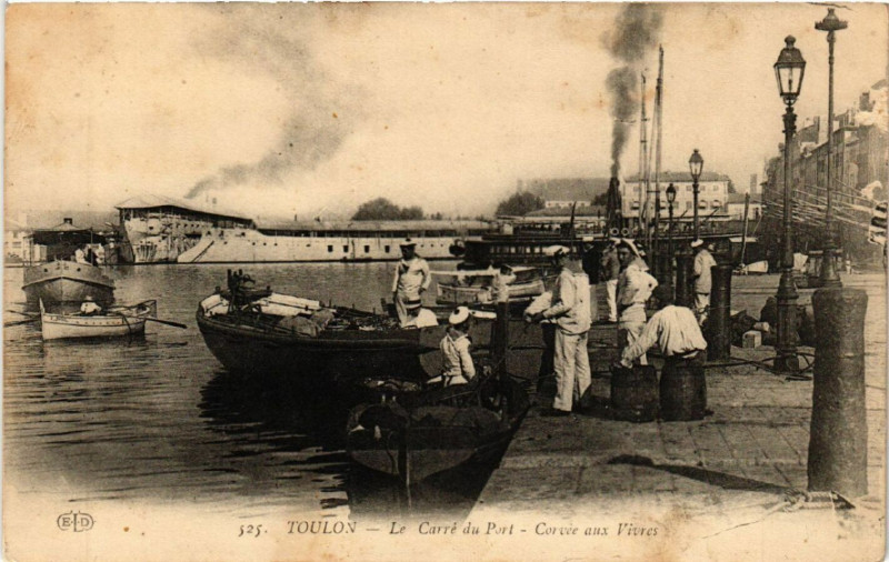 Carte postale ancienne Toulon Le carre du Port Corvee aux Vivres à Toulon