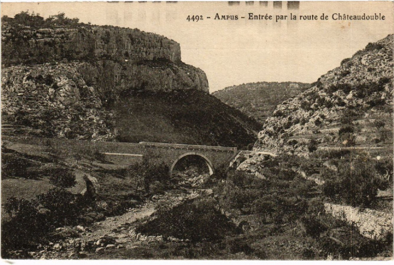 Carte postale ancienne Ampus Entrée par la route de Chateaudouble à Ampus