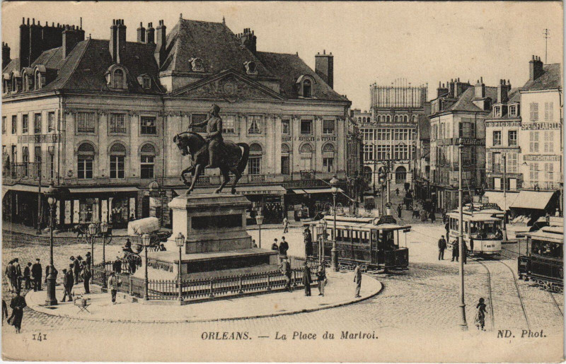 Carte postale ancienne Orleans - La Place du martroi à Orléans
