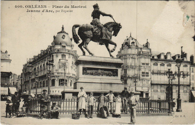 Carte postale ancienne Orleans - Place du martroi à Orléans
