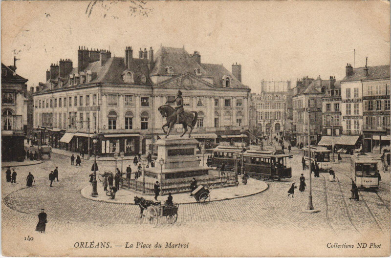 Carte postale ancienne Orleans - La place du martroi à Orléans
