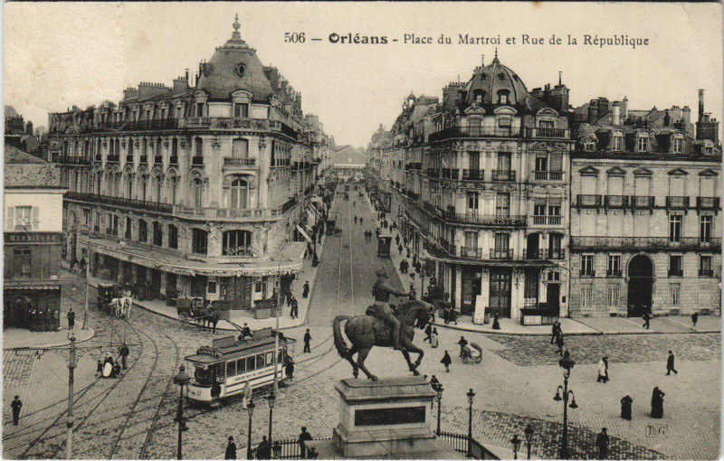Carte postale ancienne Orleans - Place du martroi à Orléans