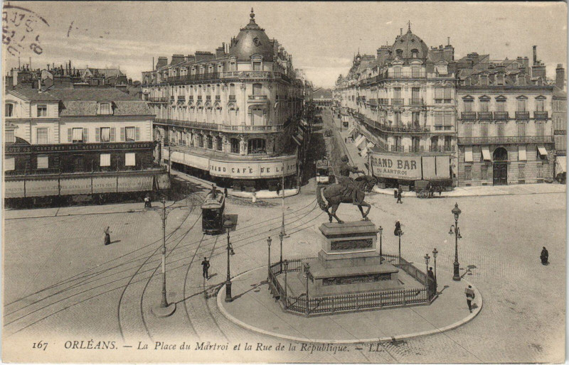 Carte postale ancienne Orleans - La place du martroi à Orléans