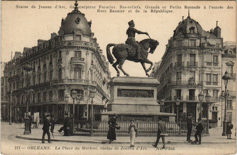 Carte postale ancienne Orleans - La place du martroi à Orléans
