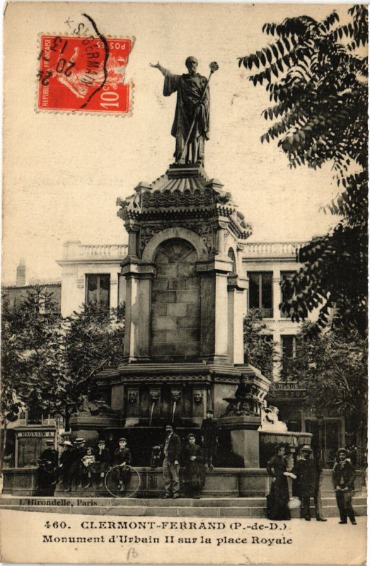Carte postale ancienne Clermont-Ferrand Monument d'Urbain Ii sur la Place Royale à Clermont-Ferrand