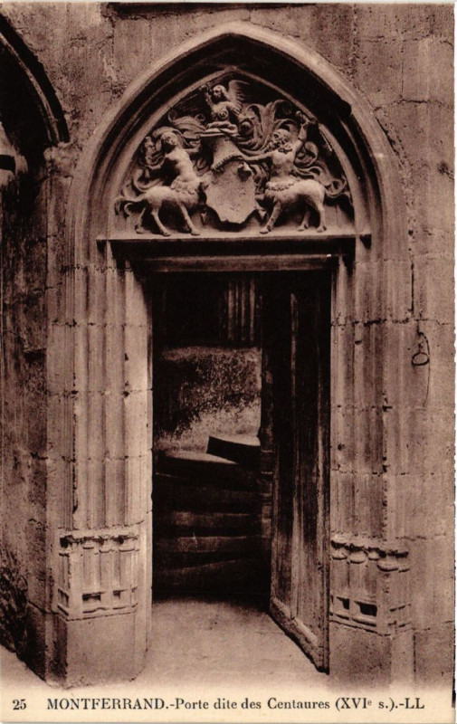 Carte postale ancienne Clermont-Ferrand Porte dite des Centaures à Clermont-Ferrand