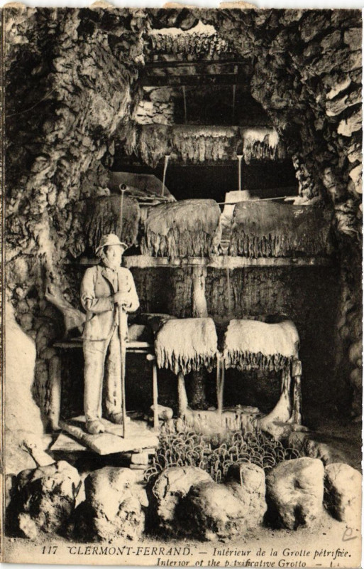 Carte postale ancienne Clermont-Ferrand Interieur de la Grotte petrifiante à Clermont-Ferrand