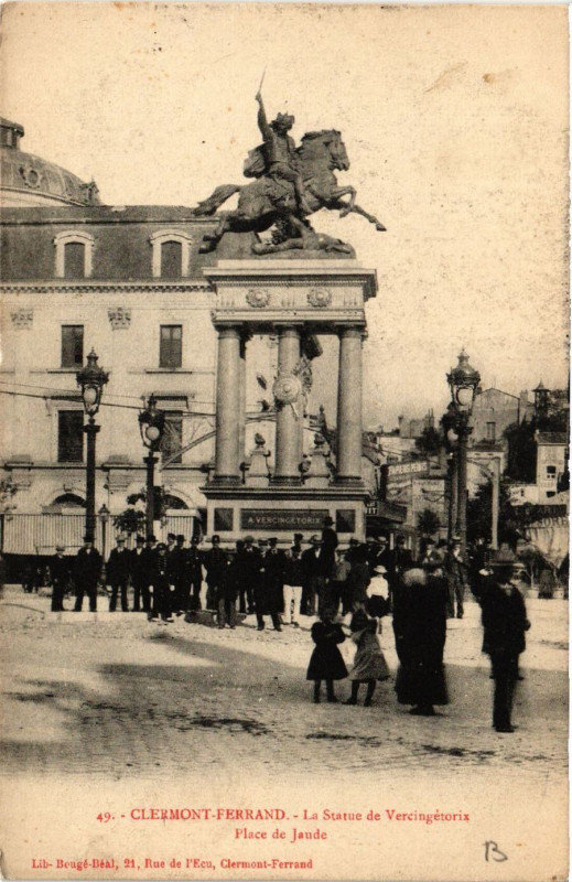 Carte postale ancienne Clermont-Ferrand La Statue de Vercingetorix Place de Jaude à Clermont-Ferrand