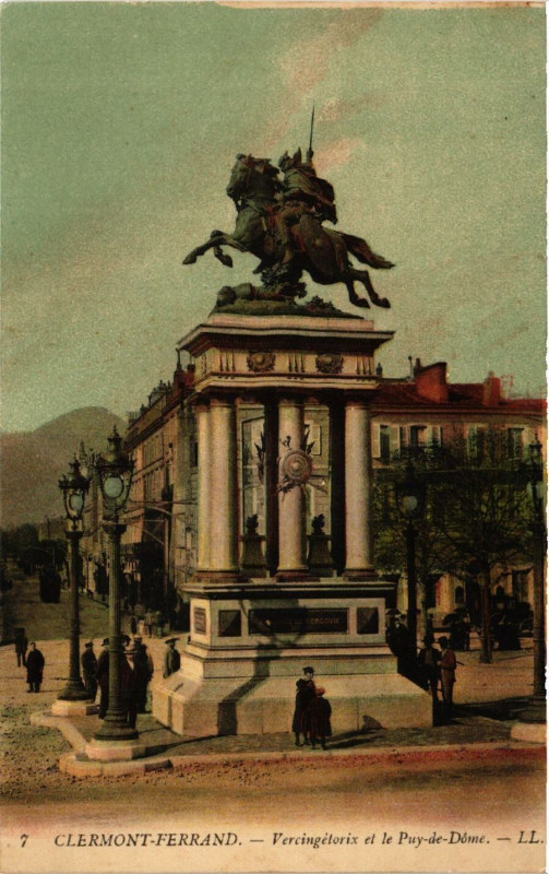 Carte postale ancienne Clermont-Ferrand Vercingetorix et le Puy-de-Dome à Clermont-Ferrand