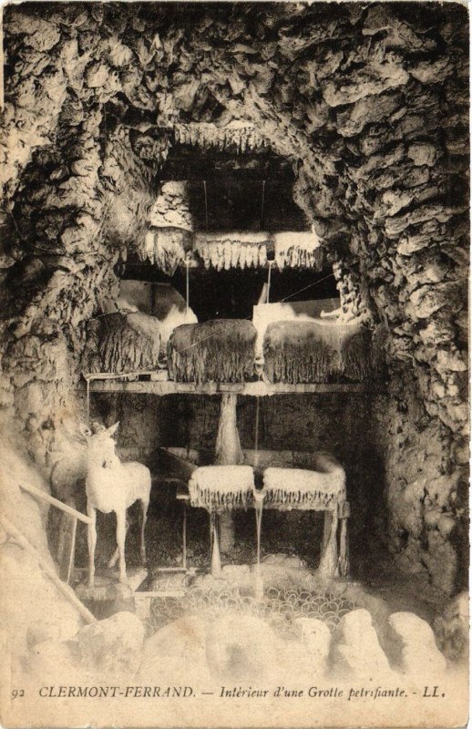 Carte postale ancienne Clermont-Ferrand Interieur d'une Grotte petrifiante à Clermont-Ferrand