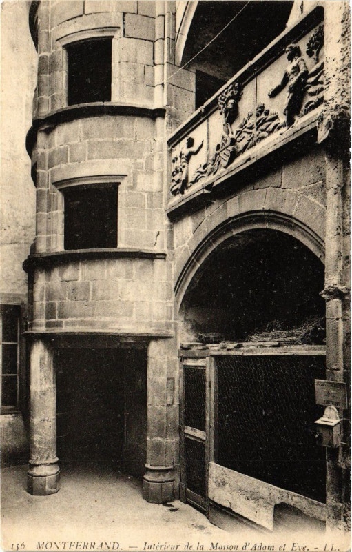 Carte postale ancienne Clermont-Ferrand Interieur de la Maison d'Adam et Eve à Clermont-Ferrand