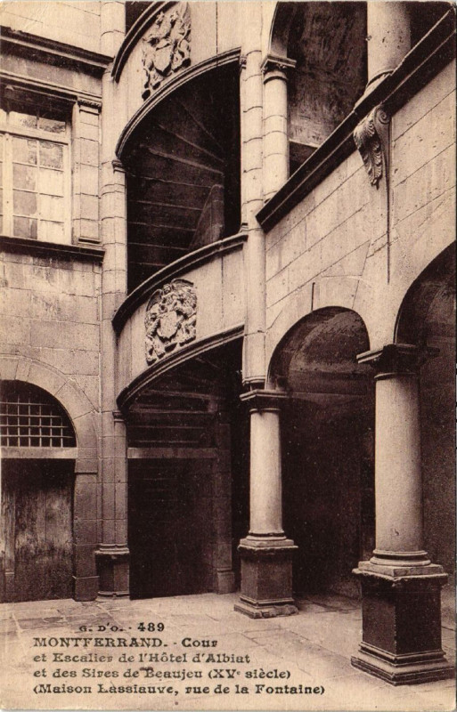 Carte postale ancienne Clermont-Ferrand Cour et escalier de l'Hotel d'Albiat à Clermont-Ferrand