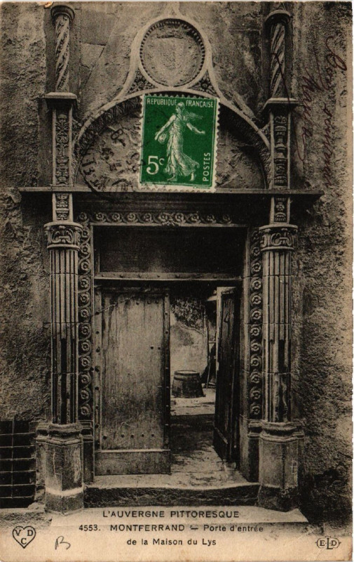 Carte postale ancienne Clermont-Ferrand Porte d'Entrée de a Maison du Lys à Clermont-Ferrand