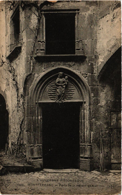 Carte postale ancienne Clermont-Ferrand Porte de la Maison de Lucrece à Clermont-Ferrand