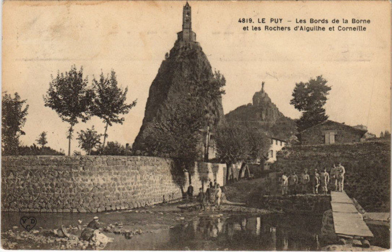 Carte postale ancienne Le Puy - Les Bords de la Borne et les Rochers à Borne