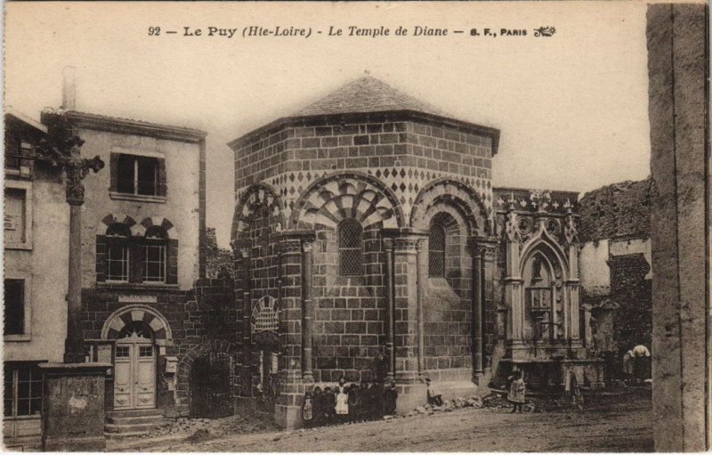 Carte postale ancienne Le Puy - Le temple de diane