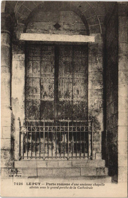 Carte postale ancienne Le Puy - Porte romane