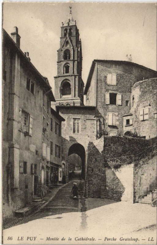 Carte postale ancienne Le Puy - Montée de la Cathédrale
