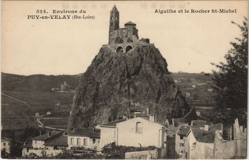 Carte postale ancienne Aiguilhe et le Rocher Saint-Michel à Aiguilhe