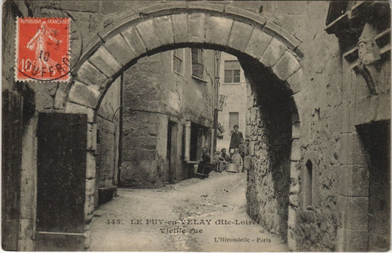 Carte postale ancienne Le Puy-en-Velay - Vieille rue au Puy-en-Velay