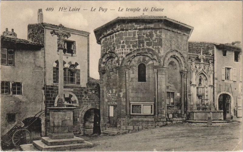 Carte postale ancienne Le Puy - Le temple de diane