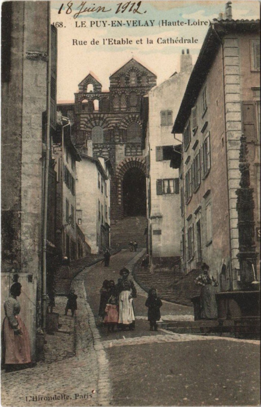Carte postale ancienne Le Puy - Rue de L'etable et la Cathédrale