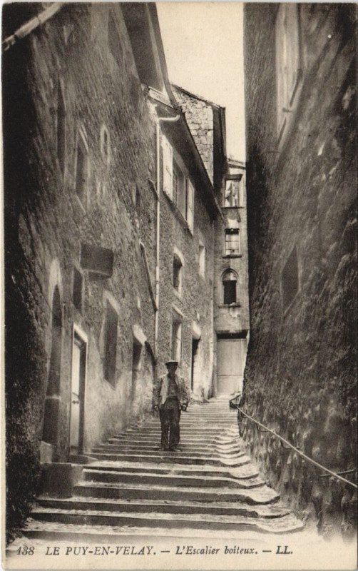 Carte postale ancienne Le Puy - L'escalier boiteux