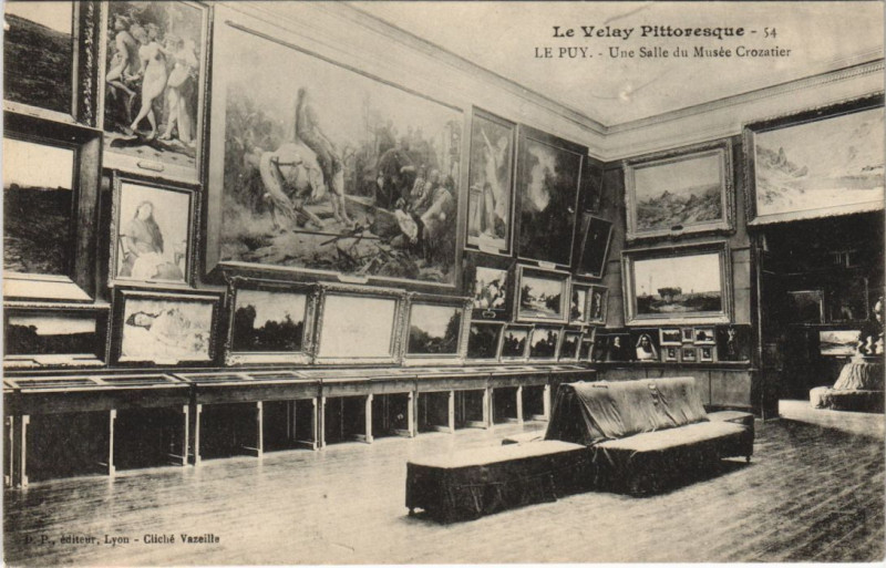 Carte postale ancienne Le Puy - Une salle du musée