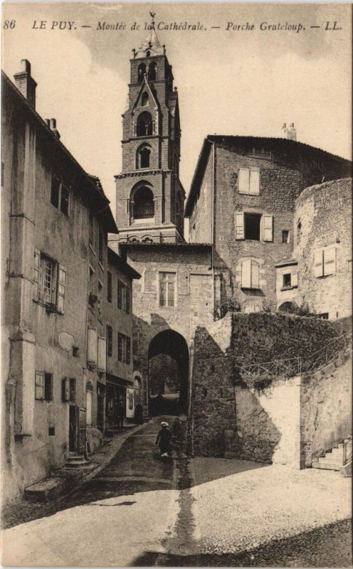 Carte postale ancienne Le Puy - Montée de la Cathédrale