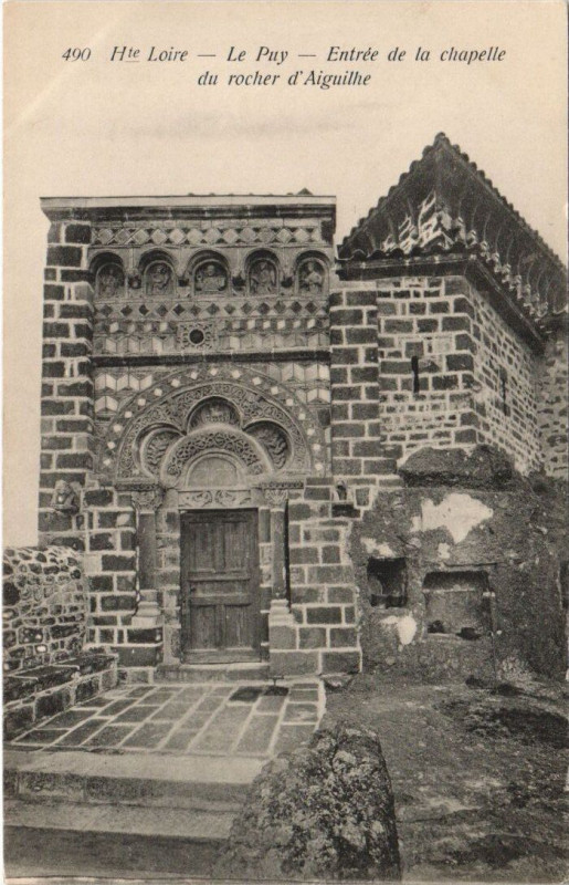 Carte postale ancienne Le Puy - Entrée de la chapelle