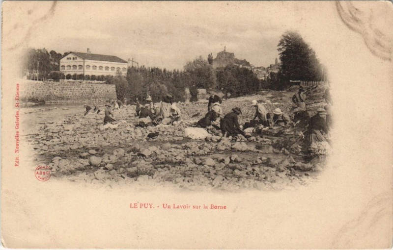 Carte postale ancienne Le Puy - Un lavoir sur la borne à Borne
