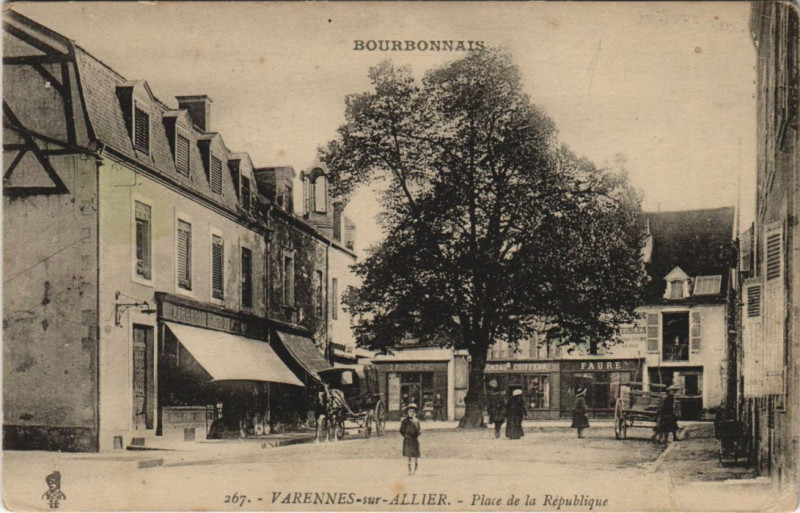 Carte postale ancienne Varennes-Sur-Allier Place de la republique France à Varennes-sur-Allier