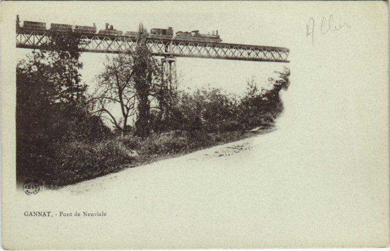 Carte postale ancienne Gannat Pont de Neuviale Locomotive, Railway France à Gannat