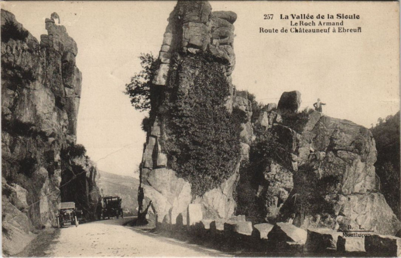 Carte postale ancienne Vallee de la Sioule Roch Armand Route de Chateauneuf