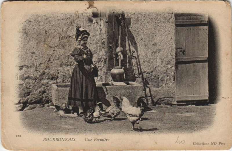 Carte postale ancienne Bourbonnais Une fermiere