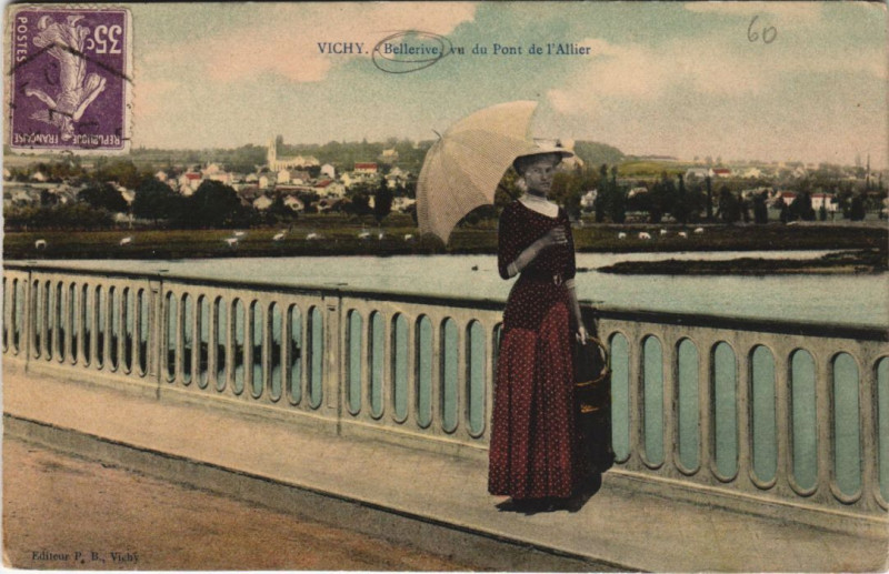 Carte postale ancienne Bellerive vu du pont de l'Allier