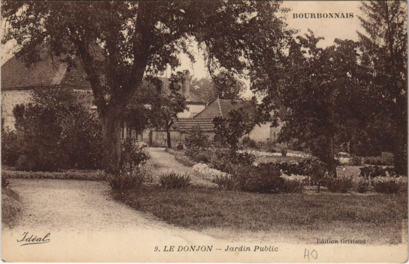 Carte postale ancienne Le Donjon Jardin Public au Donjon