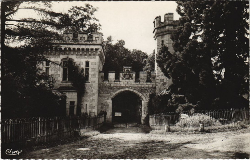 Carte postale ancienne Veauce Entrée du Chateau La Conciergerie à Veauce