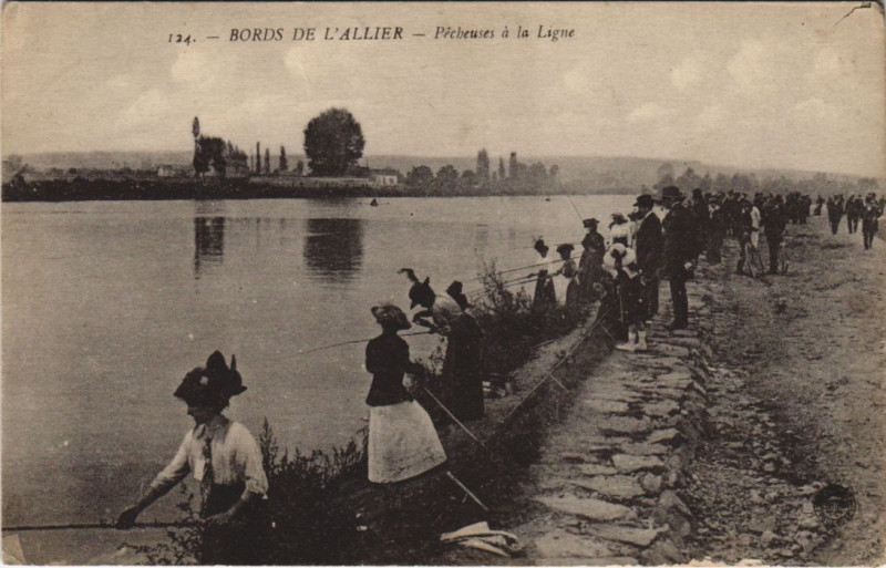 Carte postale ancienne Les Bords de l'Allier Pecheuses a la Ligne
