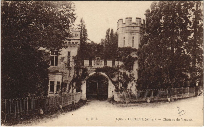 Carte postale ancienne Ebreuil Chateau de Veauce à Veauce
