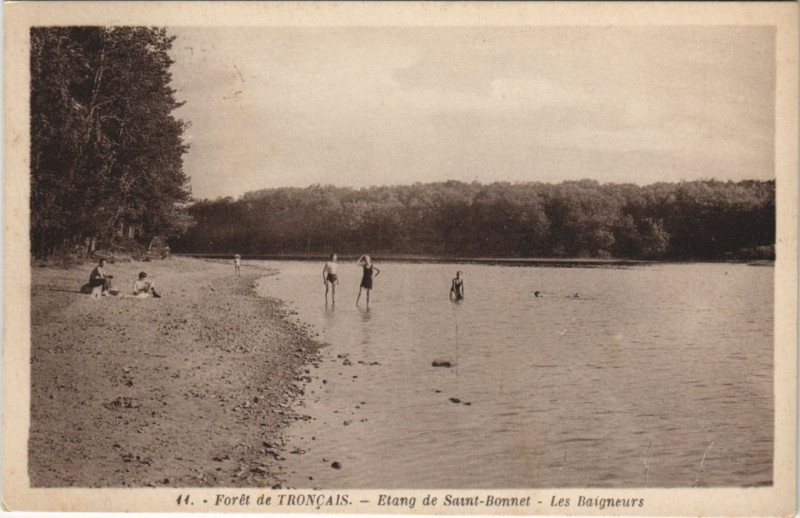 Carte postale ancienne Foret de Troncais Etang de Saint-bonnet Les Baigneurs