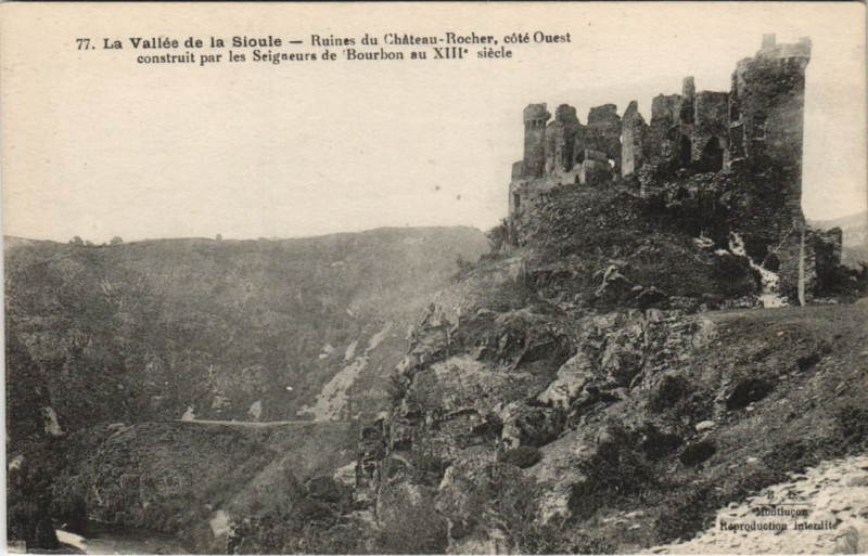 Carte postale ancienne Vallee de la Sioule Ruines du Chateau Rocher