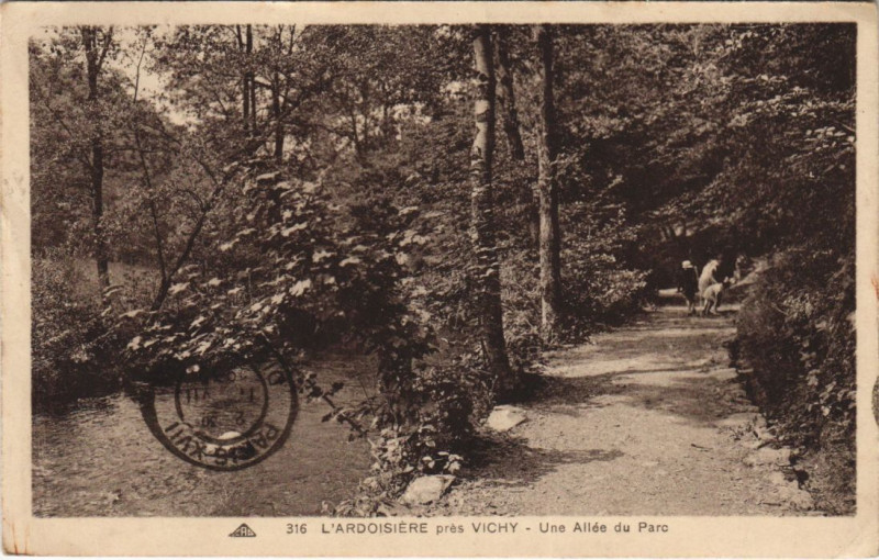 Carte postale ancienne L'Ardoisiere Une allee du Parc