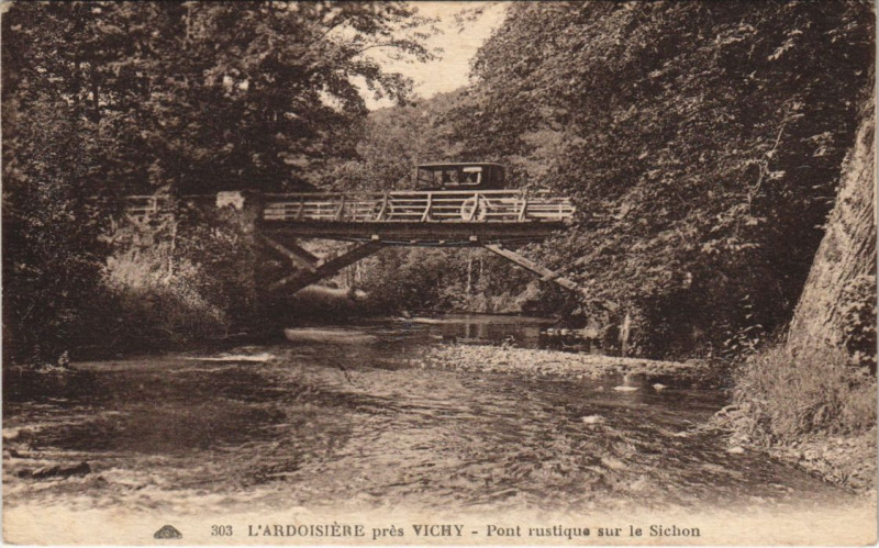 Carte postale ancienne L'Ardoisiere Pont rustique sur le Sichon