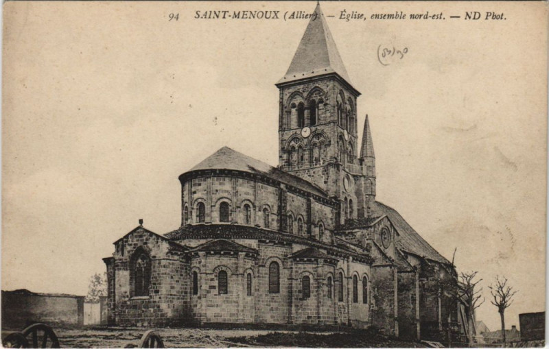 Carte postale ancienne Saint-Menoux Eglise Ensemble à Saint-Menoux