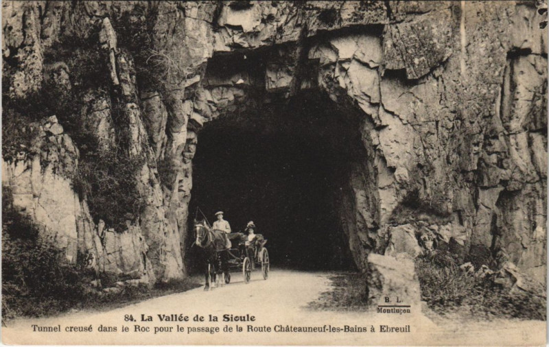 Carte postale ancienne Vallee de la Sioule Tunnel dans le Roc